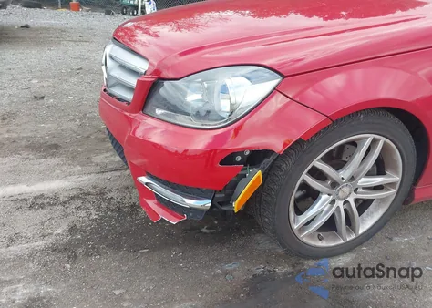 2013 Mercedes-Benz C 300 Sport 4Matic z USA, uszkodzony, nr VIN WDDGF8AB1DR246784